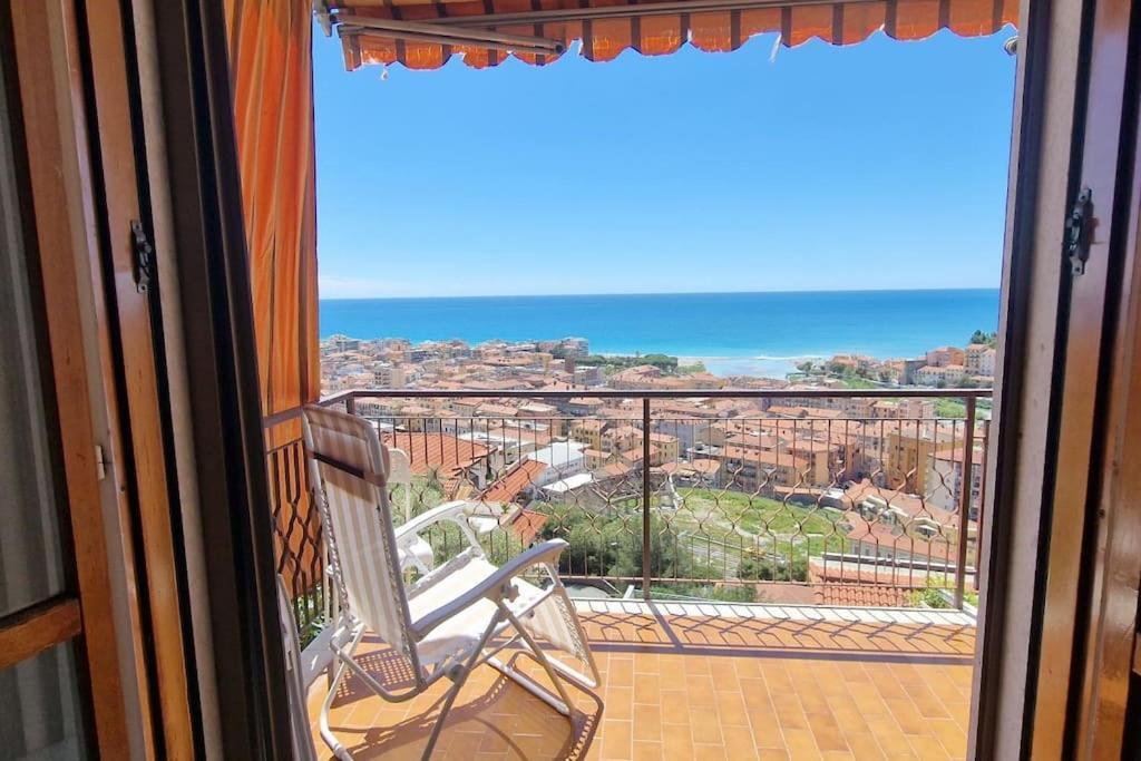Thekeystudio, La Casa Del Mare Azzurro With Seaview Ventimiglia Bagian luar foto