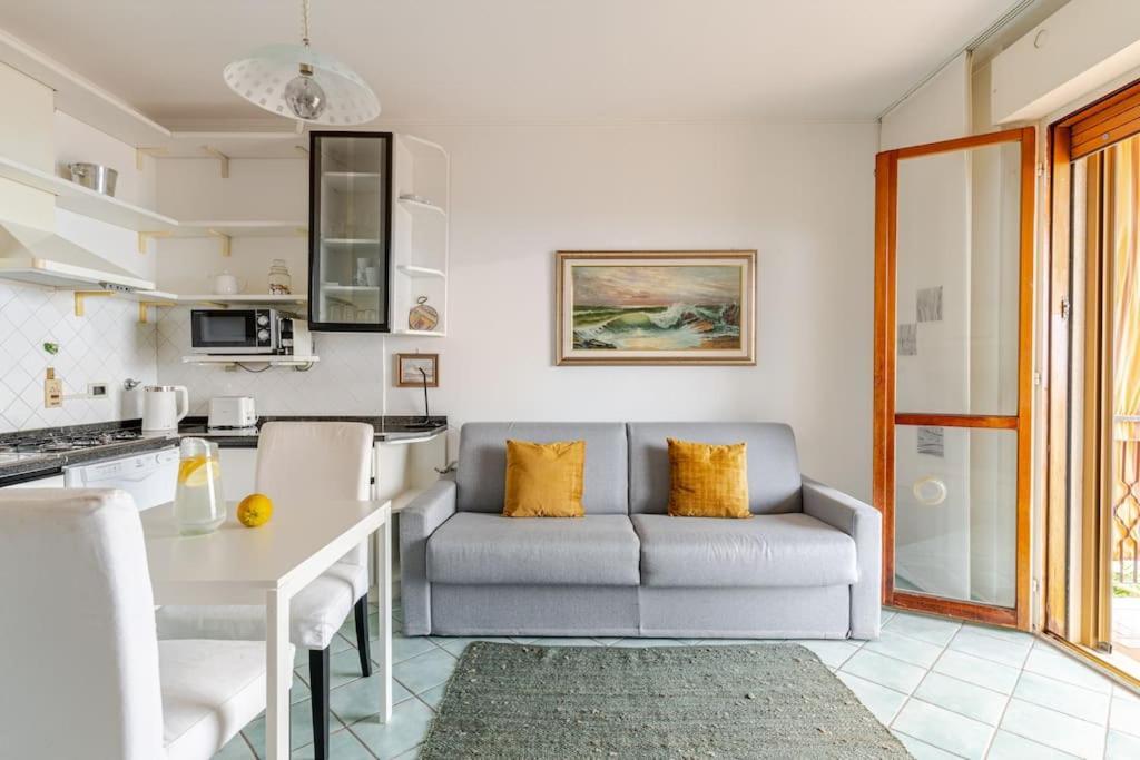 Thekeystudio, La Casa Del Mare Azzurro With Seaview Ventimiglia Bagian luar foto